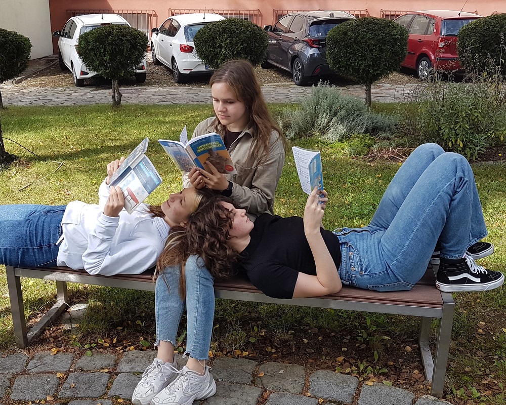 Narodowe czytanie - zdjęcie uczniów